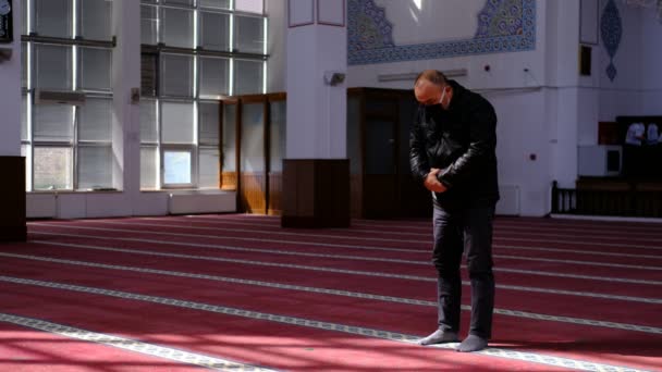 Anciano oración el hombre la mezquita enmascarada — Vídeo de stock