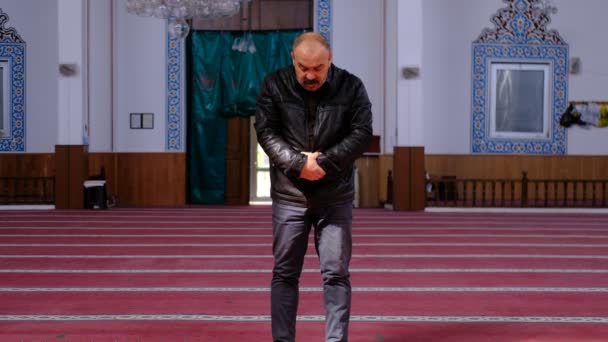 Moskee moslim aanbidding oude man — Stockvideo