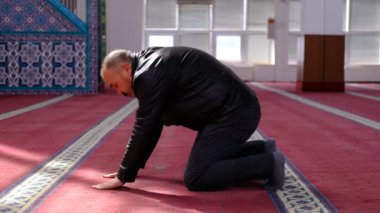 Cami duası okçu adam