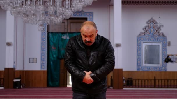 Mezquita adoración viejo hombre — Vídeo de stock