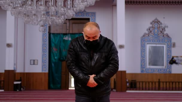 Anciano oración el hombre la mezquita enmascarada — Vídeo de stock