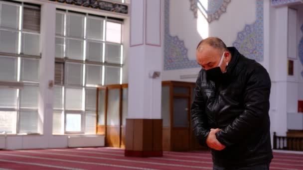 Yaşlı adam maskeli camiye dua ediyor. — Stok video