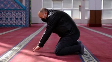 Maskeli yaşlı adam cami duası.