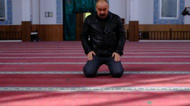 Cami duası yaşlı adamı selamlıyor.