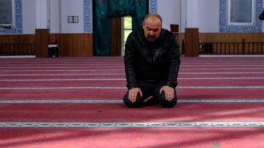 Camide kafasını çeviren adam.