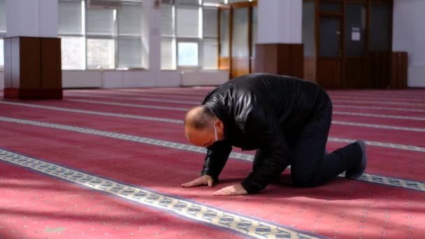 蒙面老人清真寺祈祷，向斋月致敬 — 图库视频影像