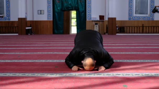 蒙面老人清真寺祈祷 — 图库视频影像