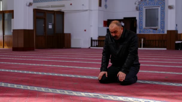 Han snur hodet i moskeen. – stockvideo