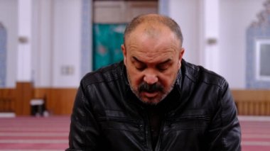 Ramazan ayında kafasını çeviren yaşlı bir adam.