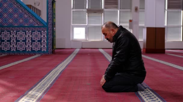 Müslümanlar Ramazan ayına dua ediyor — Stok video