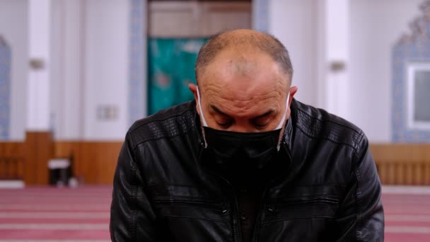 Old man masked turning his head mosque Ramadan Moon — Stock Video