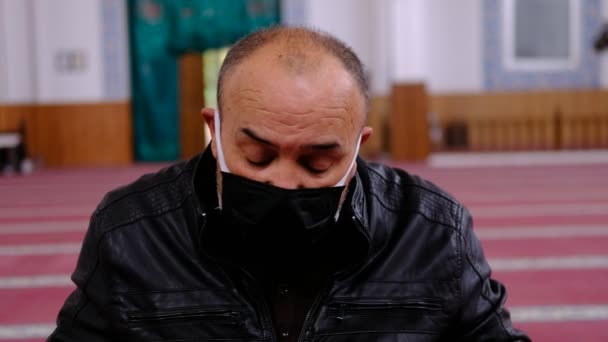 Viejo enmascarado que lee la mezquita del Corán — Vídeo de stock