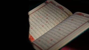 Güneş ışığı İslam kitabı okudu.