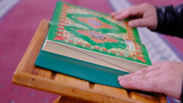 Citește moscheea Coranului — Videoclip de stoc