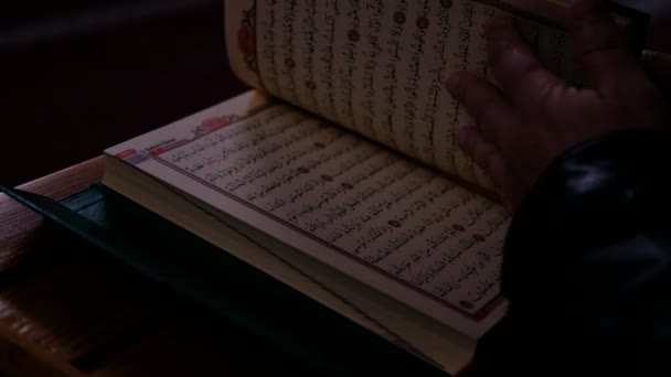 Libro sagrado musulmán abierto — Vídeo de stock