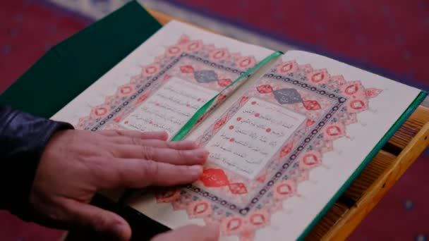 Müslüman kutsal kitabı Ramazan ayı — Stok video