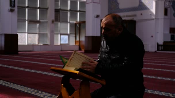 中世の男はクルアーンを読む｜masjid — ストック動画