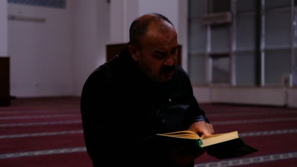 男はクルアーンモスクを読み — ストック動画
