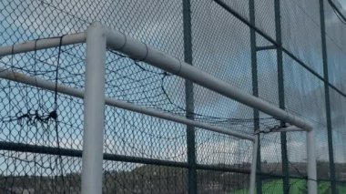 Futbol topu kale direği