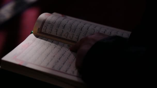 Müslüman kutsal kitap camisini oku. — Stok video