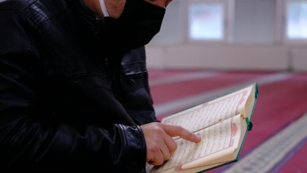Přečtěte si muslimskou svatou knihu — Stock video