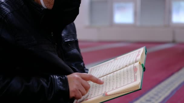 Müslüman kutsal kitaplarını oku. — Stok video