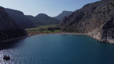 Denizin üzerindeki körfeze doğru havadan görüş.