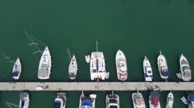 İskeleye demirlemiş yatların insansız hava aracı görüntüsü
