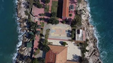 Gökyüzü manzaralı binalar ve dalgalar yarımadası