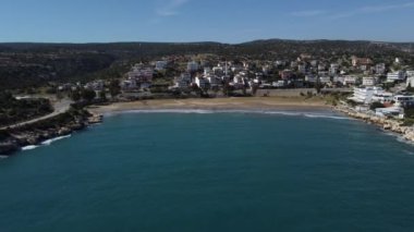 Denizden sahile doğru drone görüntüsü