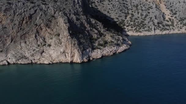 从悬崖向岸边俯瞰的无人驾驶飞机 — 图库视频影像