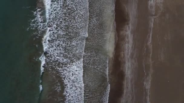 Mořské vlny narážející na břeh — Stock video