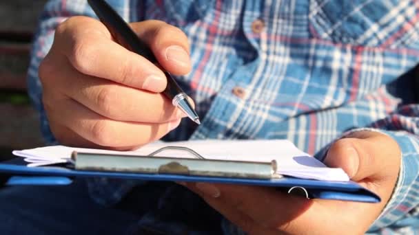 Diario de escritura con cuadernos en el parque de hierba — Vídeos de Stock