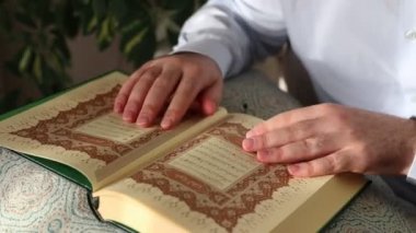 Genç Müslüman camide Kuran okuyor.