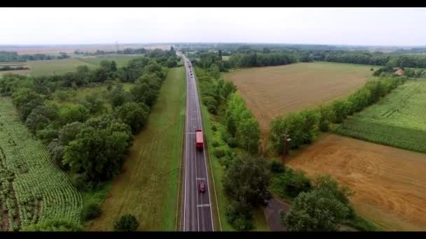 Vista aérea do tráfego rodoviário rural — Vídeo de Stock