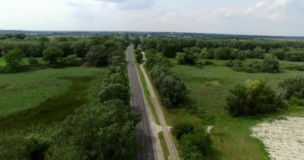 Drohne für den ländlichen Straßenverkehr — Stockvideo