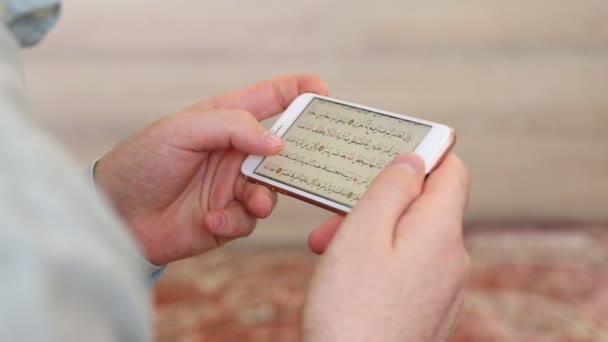 Muslim Reading Mobile Quran to Pray — Stock Video