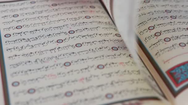 Islamitisch heilig boek Koran — Stockvideo