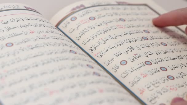 Koran mit dem Finger lesen — Stockvideo