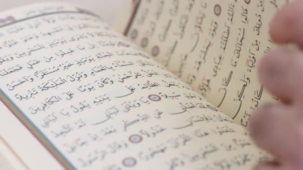 Páginas del Libro Sagrado Islámico — Vídeo de stock