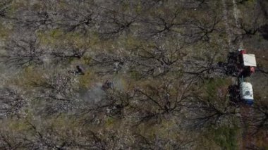 Tarım arazisinde çalışan insansız hava araçları işçileri