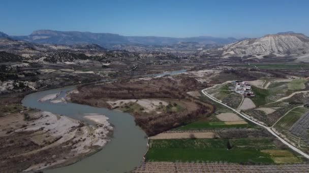 Drone uitzicht op landbouwgrond bij de rivier — Stockvideo