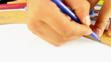 Mimar öğrenci cetvel pusulaları çiziyor