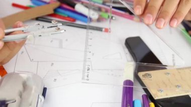 Mimar öğrenci pusula çiziyor
