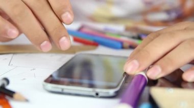 Cep telefonu kullanan mimar öğrenci