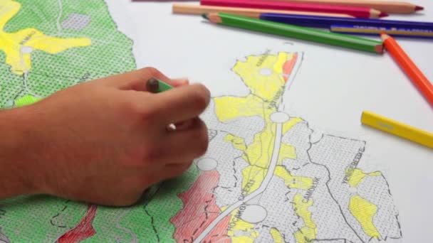 Şehir planlamacısı öğrenci şehir planı çiziyor — Stok video