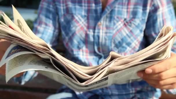 Человек читает газету — стоковое видео