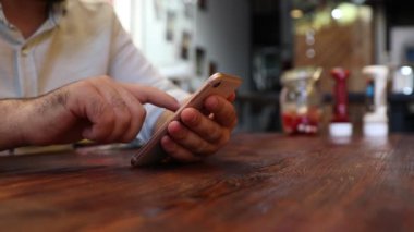Lokantada cep telefonu kullanmak