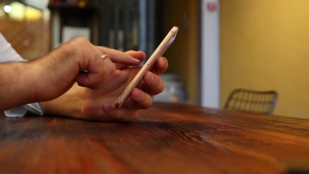 Uso del teléfono móvil en el restaurante — Vídeo de stock