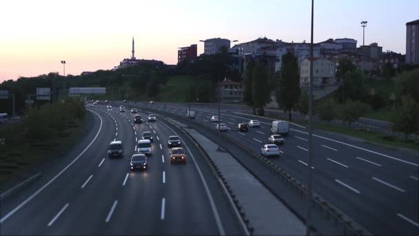 Zeitraffer für den Autoverkehr am Abend — Stockvideo